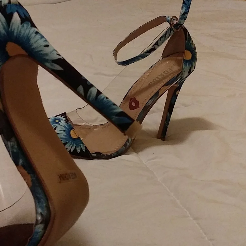Shoes - Picture 4 of 6